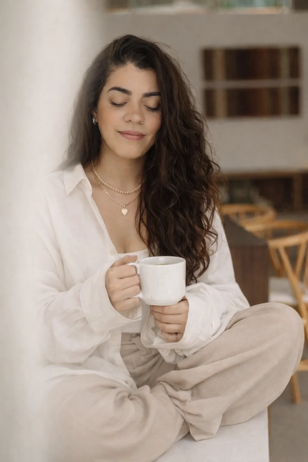 kira echenagucia recostada pared cafe.webp